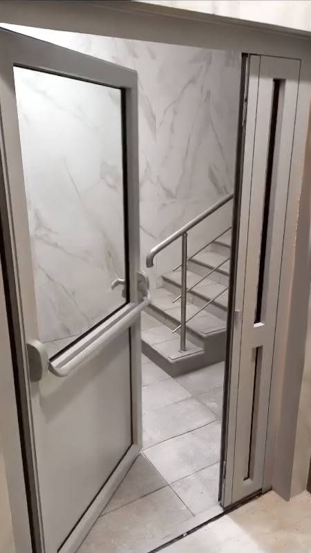 Алюминиевая дверь с ручкой push-bar