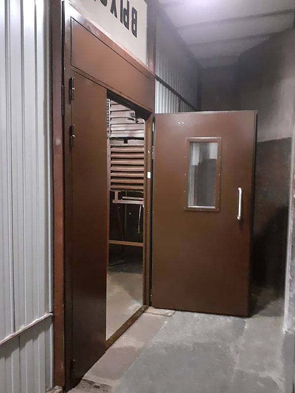 Коричневая дверь с фрамугой и стеклом