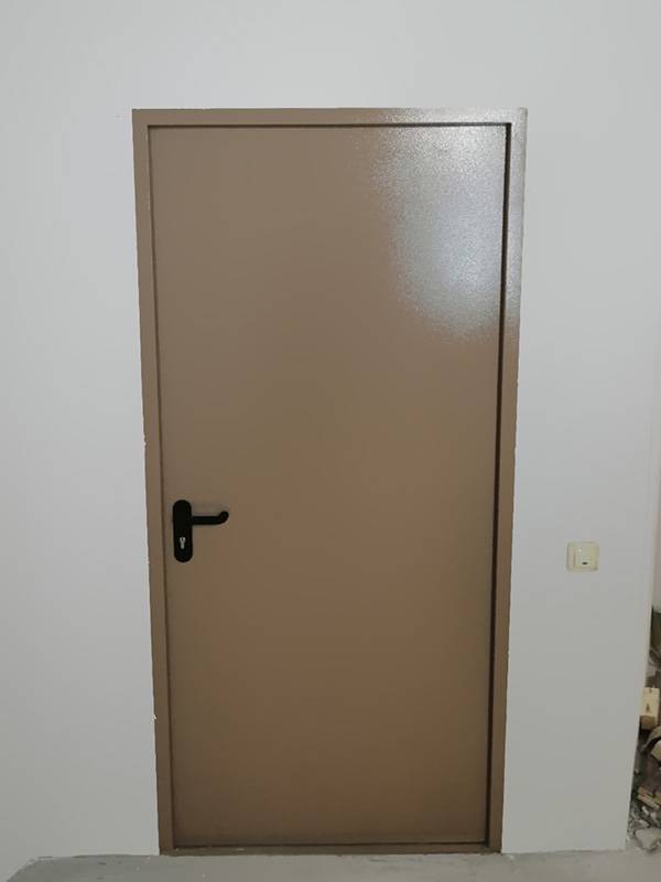 Огнестойкая дверь, вид изнутри (кофейня, ул. 1-я Тверская-Ямская)